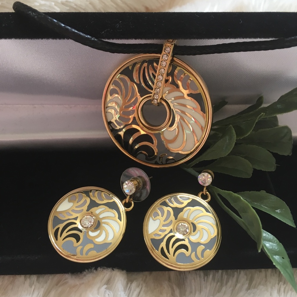 golden french necklace and earring fashion design